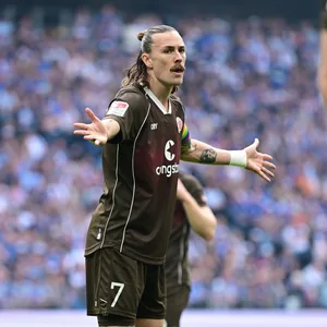 St. Pauli-Kapitän Jackson Irvine breitet hadernd die Arme aus