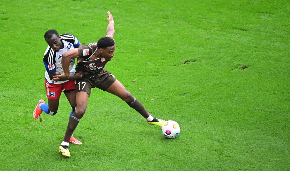 Nicht nur Jean-Luc Dompé (l.) und Oladapo Afolayan liefern sich in einem umkämpften Derby rassige Zweikämpfe.