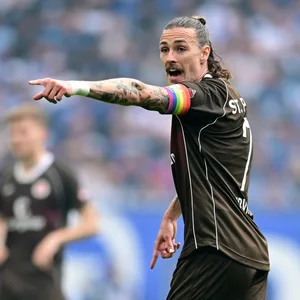 St. Pauli-Kapitän Jackson Irvine gestikuliert