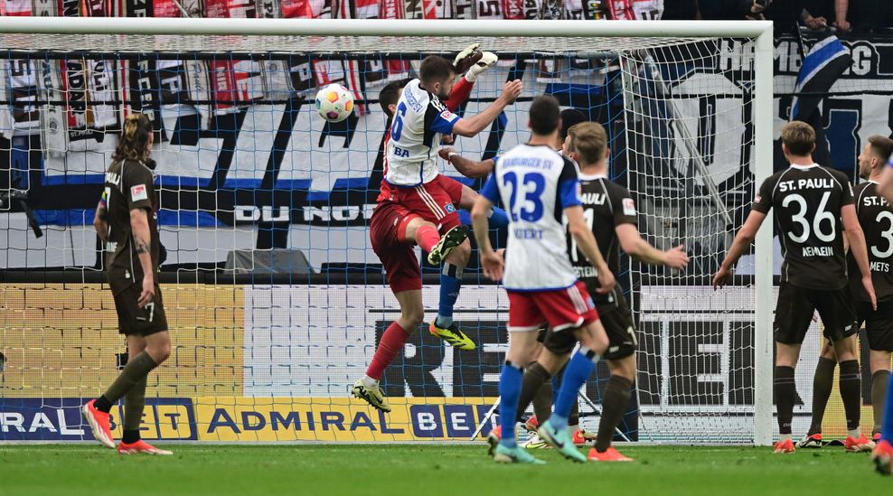 Lukasz Poreba geht Torhüter Nikola Vasilj zu hart an, das Tor für den HSV zählt nicht.