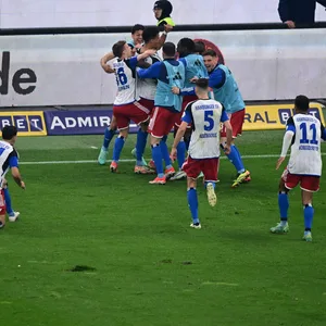 HSV feiert den Siegtreffer im Derby von Robert Glatzel