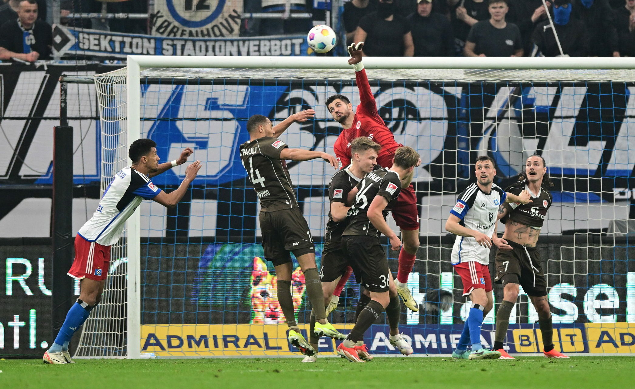 St. Pauli-Torwart Nikola Vasilj streckt sich vergeblich kommt nicht an den hohen Ball