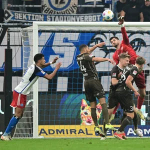 St. Pauli-Torwart Nikola Vasilj streckt sich vergeblich kommt nicht an den hohen Ball