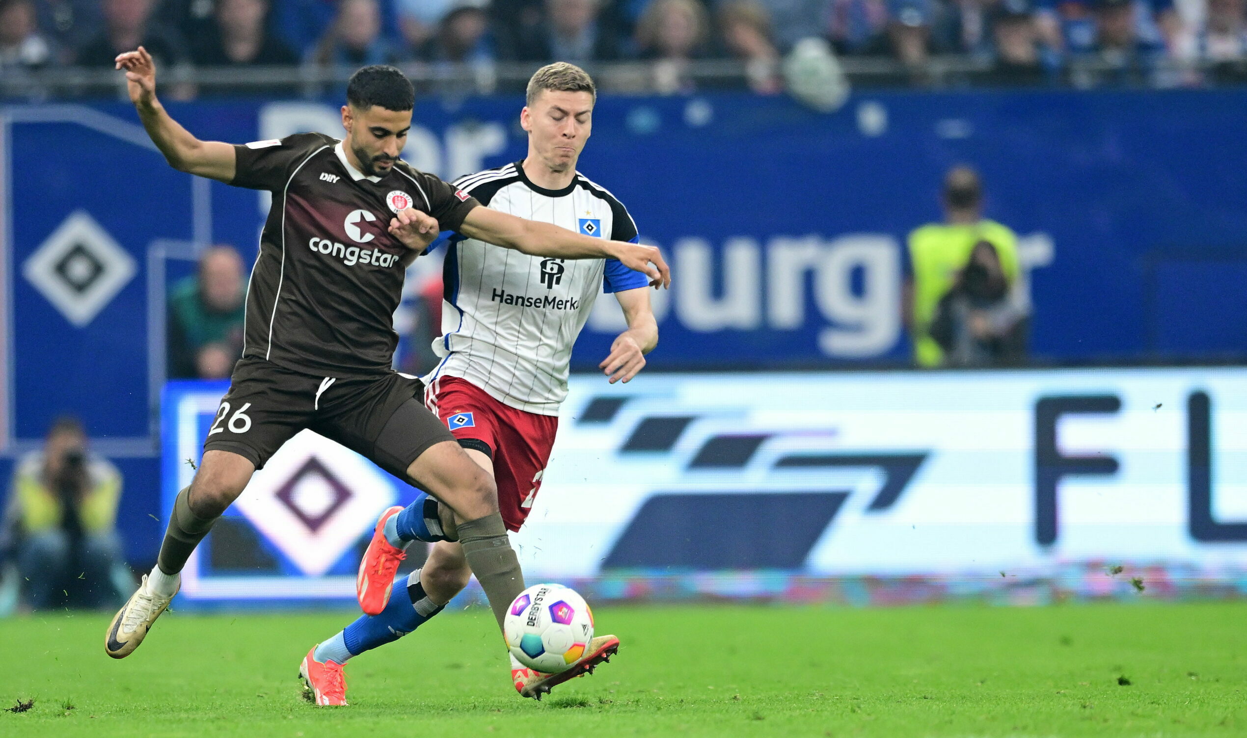 Elias Saad vom FC St. Pauli kämpft mit HSV-Profi Ignace Van der Brempt um den Ball