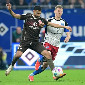 Elias Saad vom FC St. Pauli kämpft mit HSV-Profi Ignace Van der Brempt um den Ball