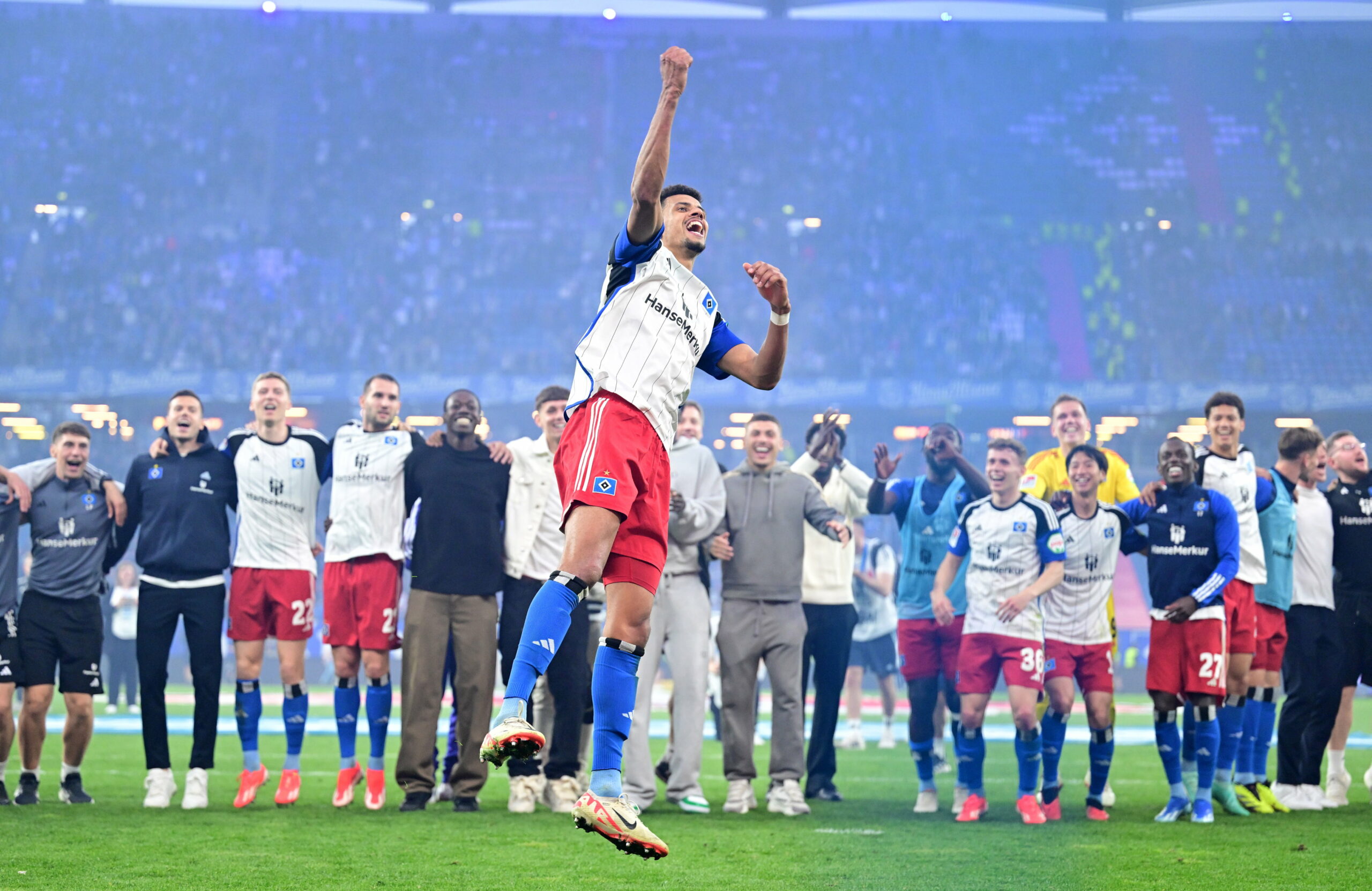 Als erstes wurde der Derby-Sieg im Volksparkstadion auf dem Rasen gefeiert. Ganz vorne dabei Siegtorschütze Robert Glatzel.