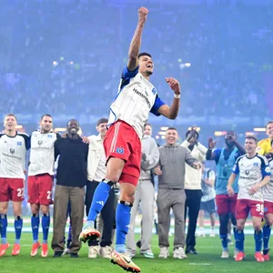 Als erstes wurde der Derby-Sieg im Volksparkstadion auf dem Rasen gefeiert. Ganz vorne dabei Siegtorschütze Robert Glatzel.