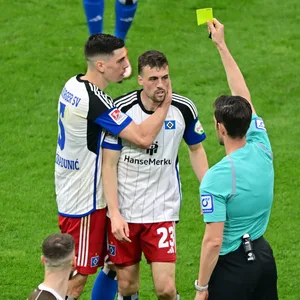 Schiedsrichter Matthias Jöllenbeck zeigt Jonas Meffert die Gelbe Karte