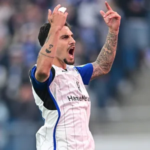 Ludovit Reis jubelt im Trikot des HSV