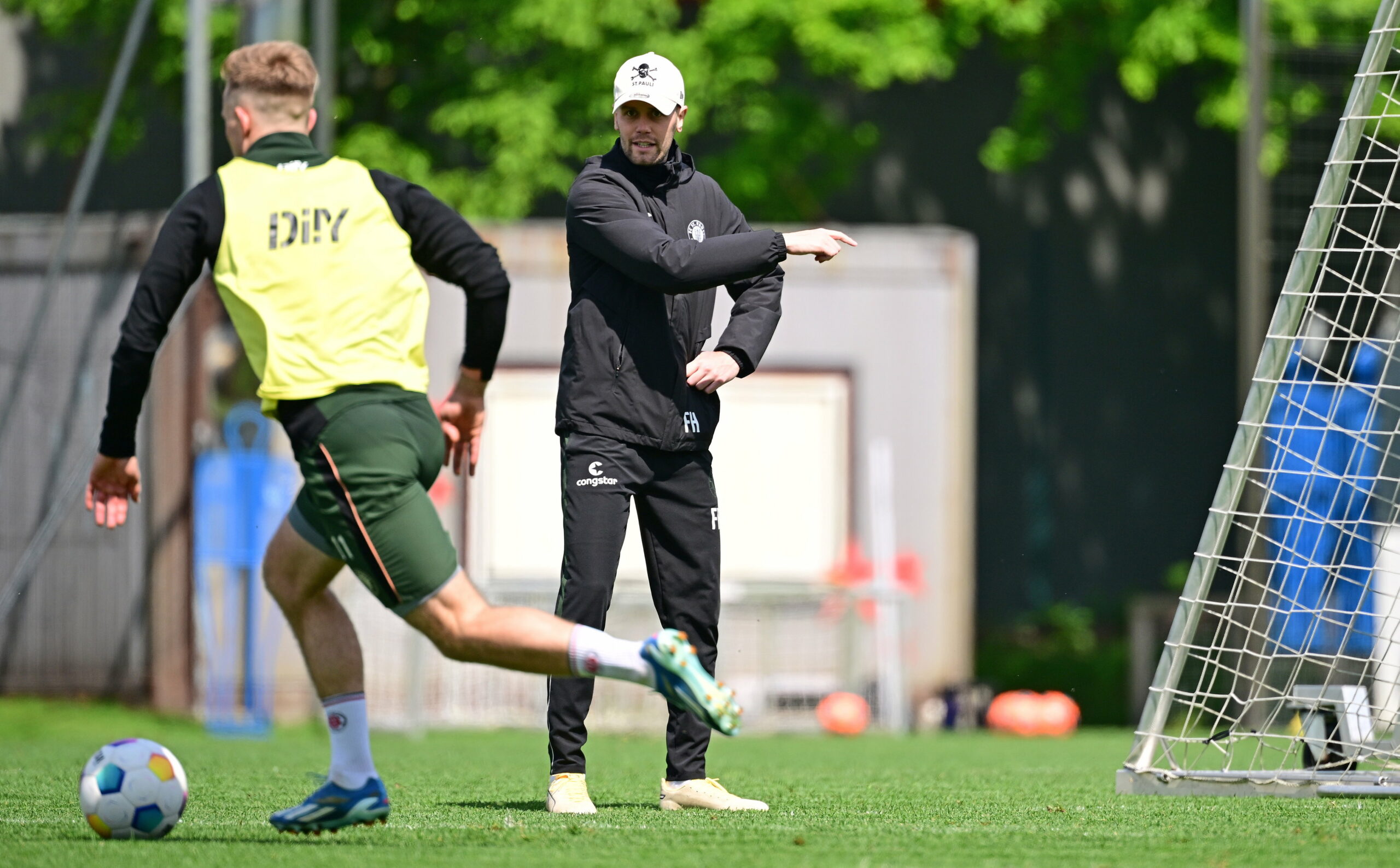 St. Pauli-Trainer Fabian Hürzeler gibt auf dem Trainingsplatz Anweisungen