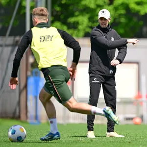 St. Pauli-Trainer Fabian Hürzeler gibt auf dem Trainingsplatz Anweisungen