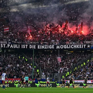 Der Gästeblock im Volksparkstadion mit den Fans des FC St. Pauli