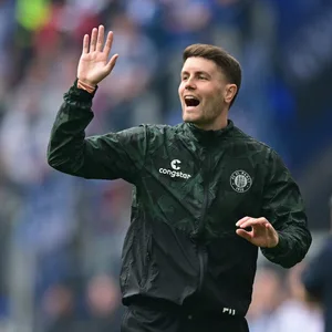 St. Pauli-Trainer Fabian Hürzeler gibt am Spielfeldrand Anweisungen