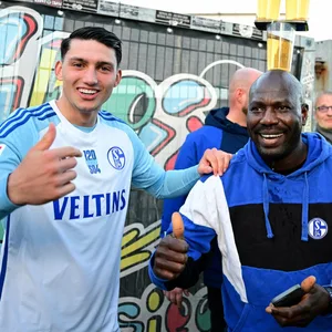 Yusuf Kabadayi feiert mit Schalke-Fan Mohammed Albatnawe