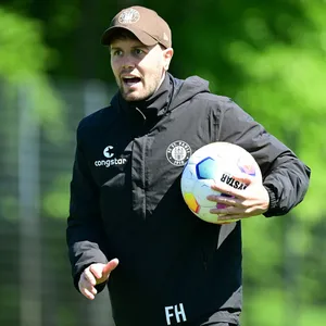 St. Pauli-Trainer Fabian Hürzeler macht auf dem Trainingsplatz eine Ansage