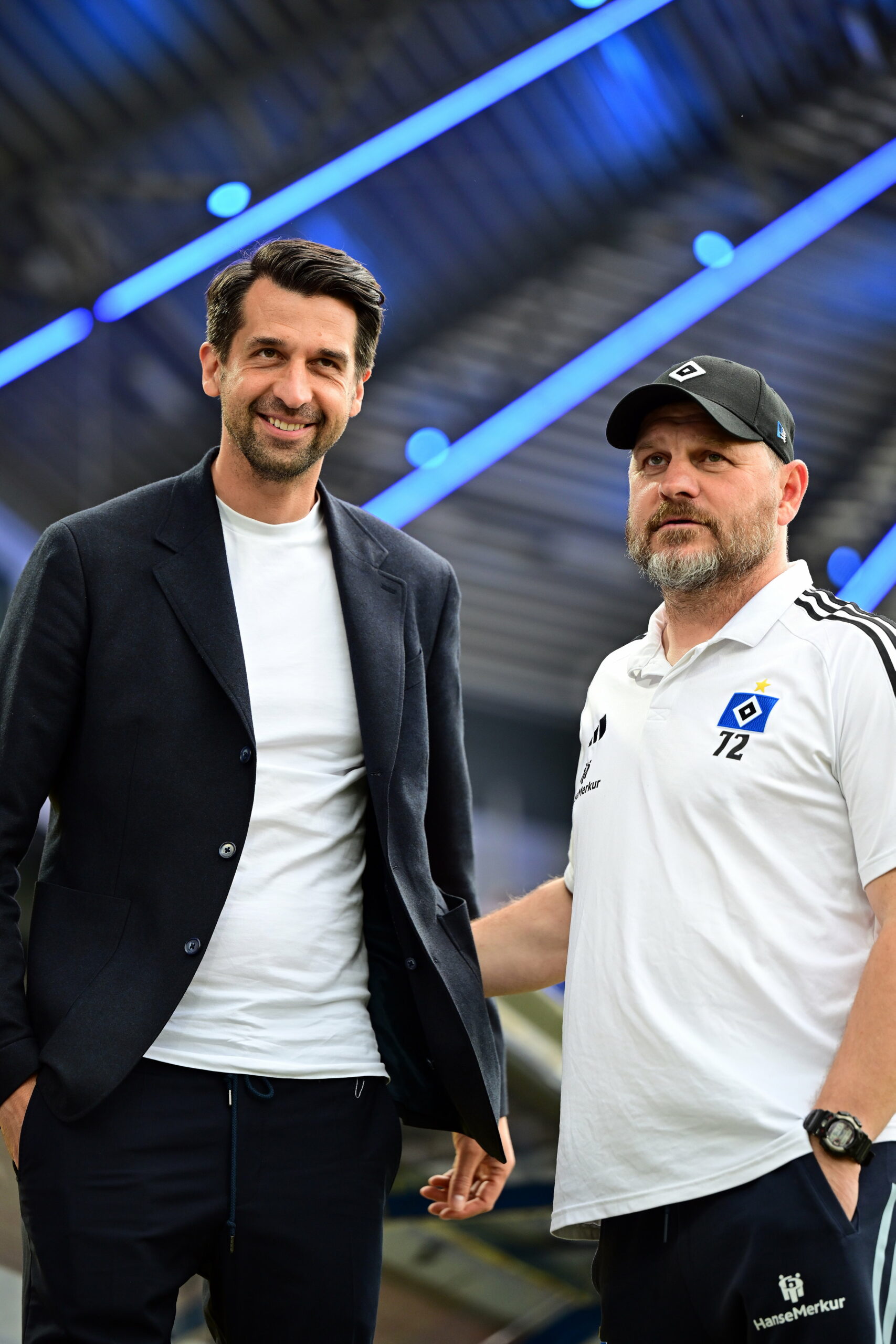 Jonas Boldt und Steffen Baumgart umarmen sich vor dem HSV-Spiel in Paderborn