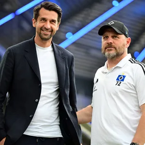 Jonas Boldt und Steffen Baumgart umarmen sich vor dem HSV-Spiel in Paderborn