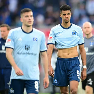 László Bénes und Robert Glatzel gehen enttäuscht in Richtung Fan-Kurve des HSV