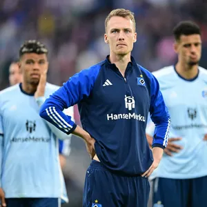 Die HSV-Profis um Sebastian Schonlau stehen enttäuscht vor der Gästekurve