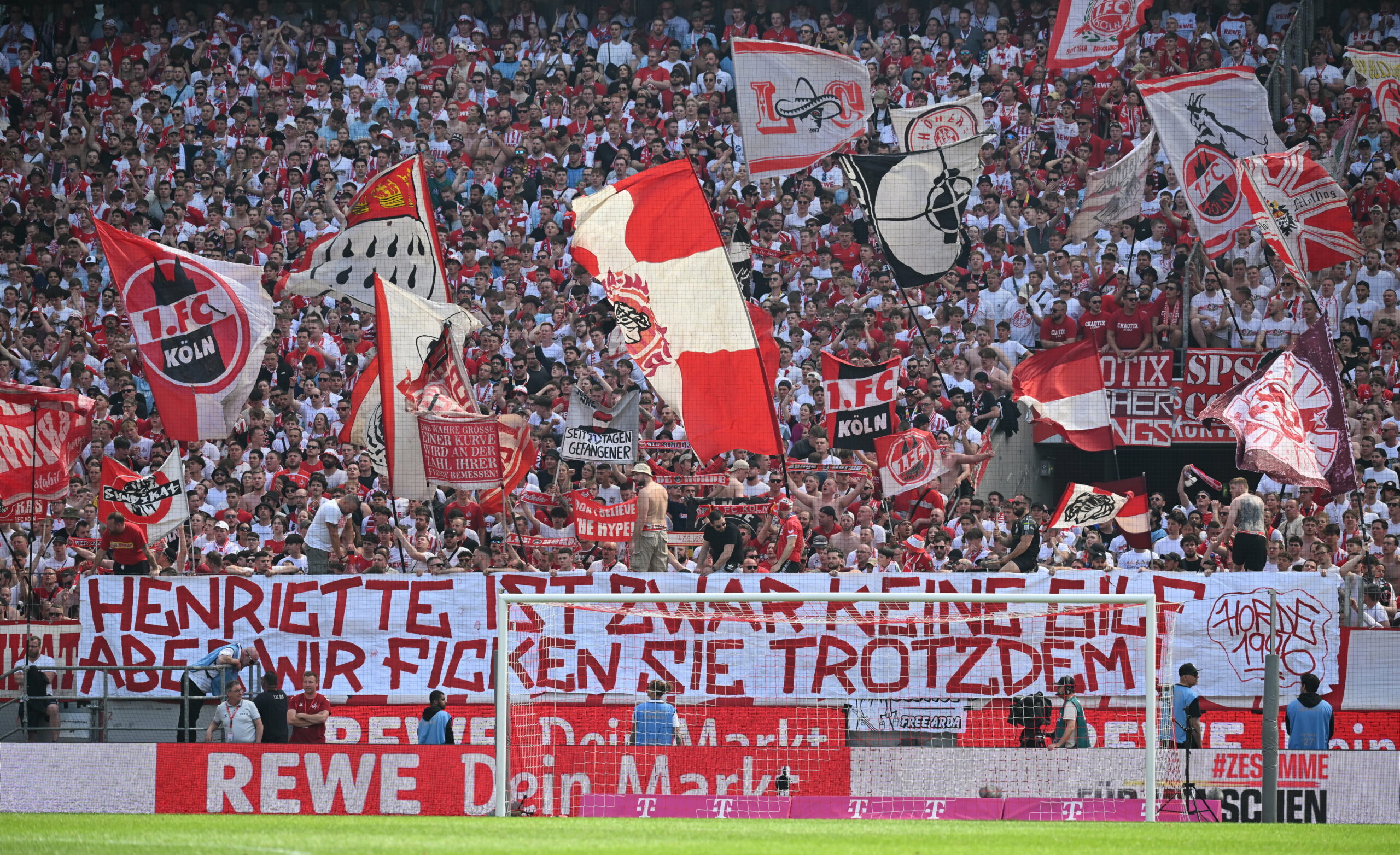 Kölner Fans mit Plakat gegen Oberbürgermeisterin Henriette Reker