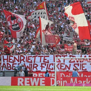 Kölner Fans mit Plakat gegen Oberbürgermeisterin Henriette Reker