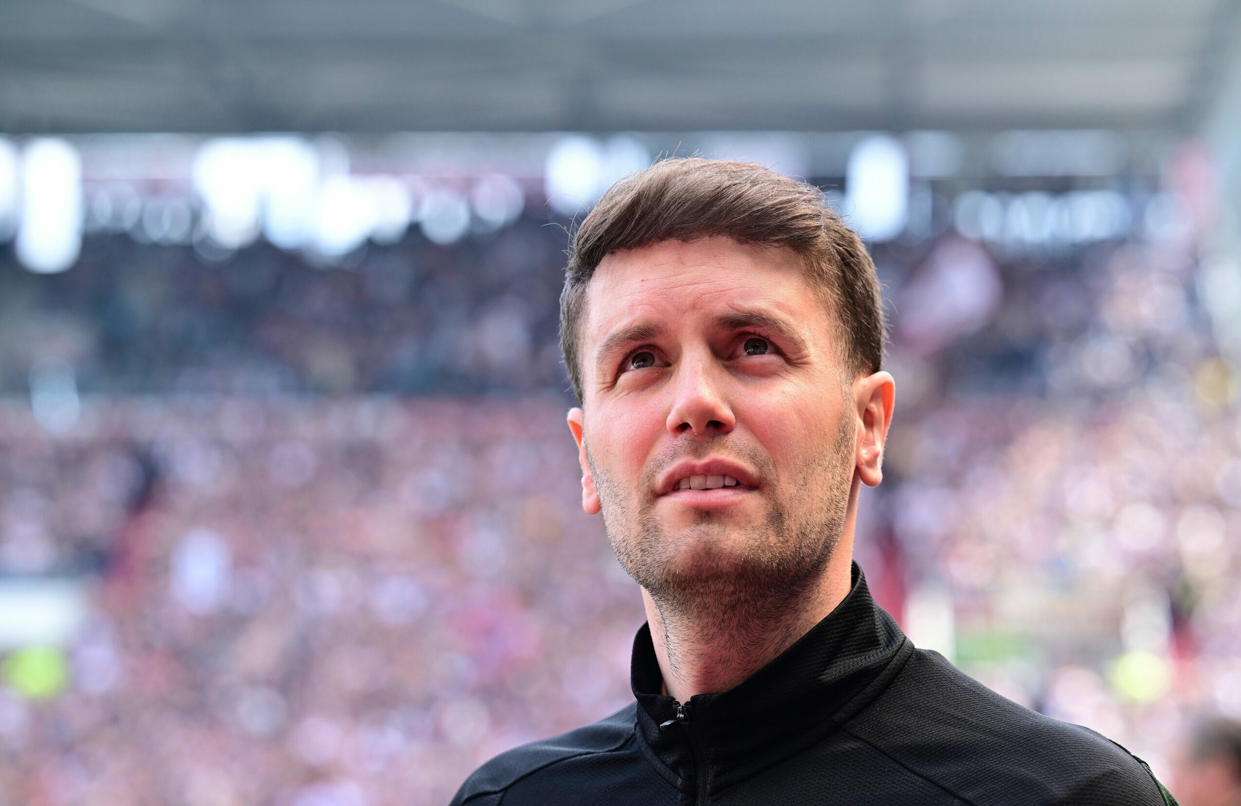 St. Pauli-Trainer Fabian Hürzeler schaut nachdenklich