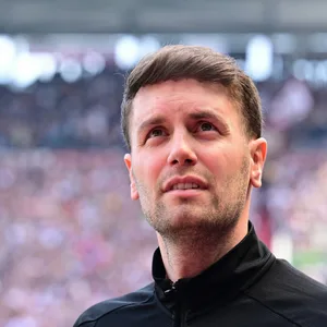 St. Pauli-Trainer Fabian Hürzeler schaut nachdenklich