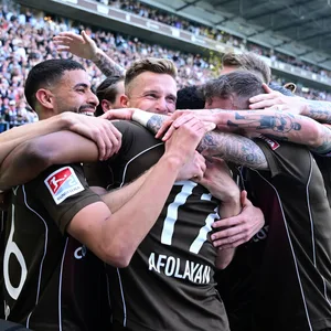 St. Pauli-Profis Jubeln am Millerntor