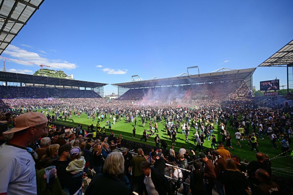 Beim Abpfiff stürmten die St. Pauli-Fans den Rasen des Millerntorstadions
