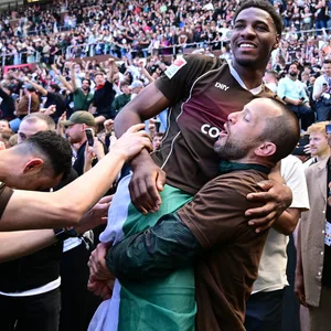 St. Paulis Held Oladapo Afolayan wird auf Händen getragen