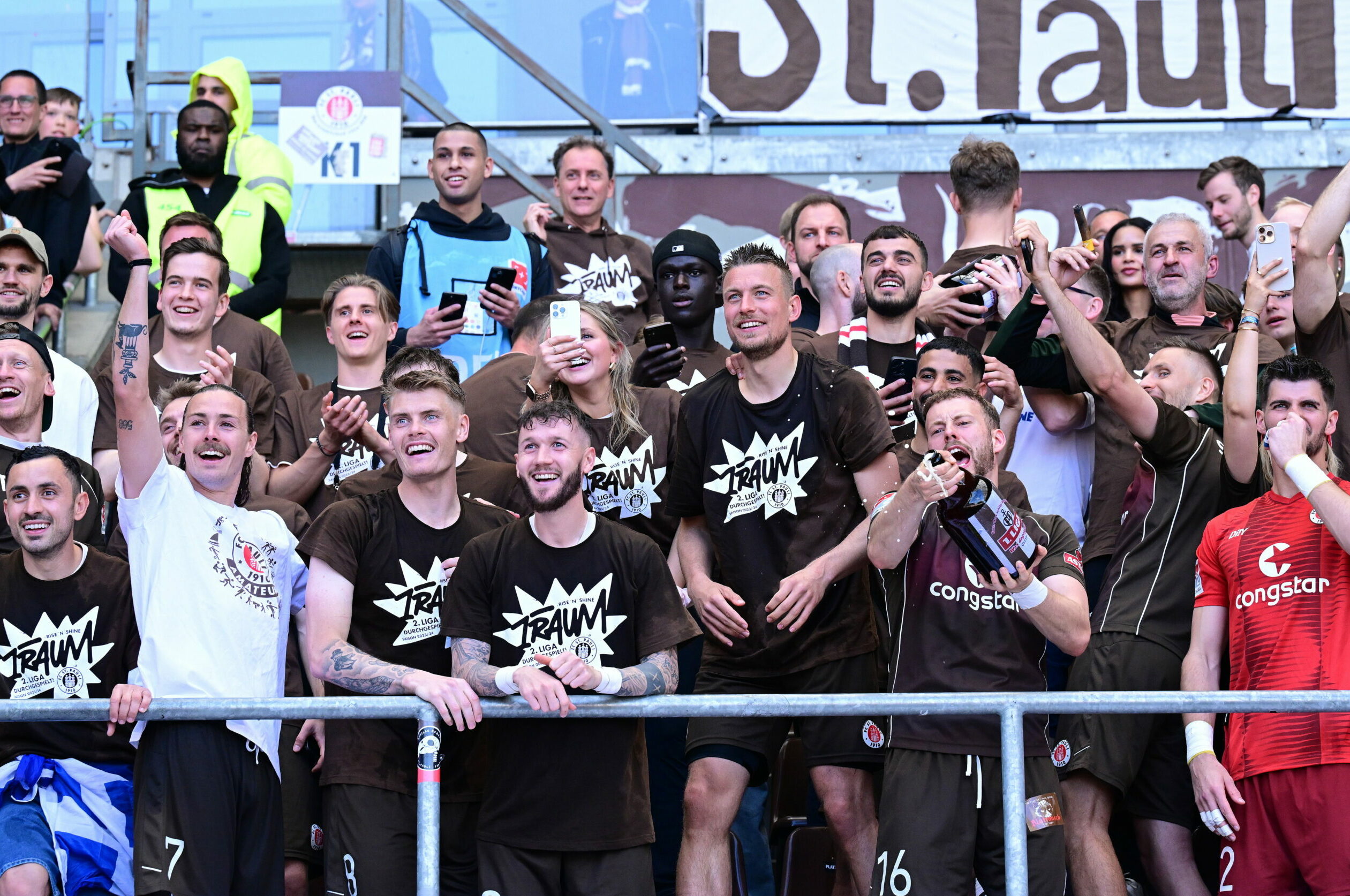 Die Mannschaft des FC St. Pauli feiert im Stadion des Aufstieg in die Bundesliga