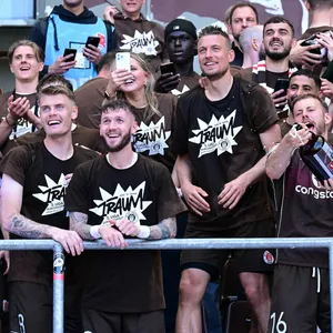 Die Mannschaft des FC St. Pauli feiert im Stadion des Aufstieg in die Bundesliga