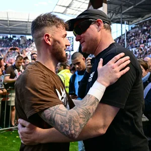 St. Paulis Mittelfeldspieler und Präsident Oke Göttlich feiern Arm in Arm den Aufstieg