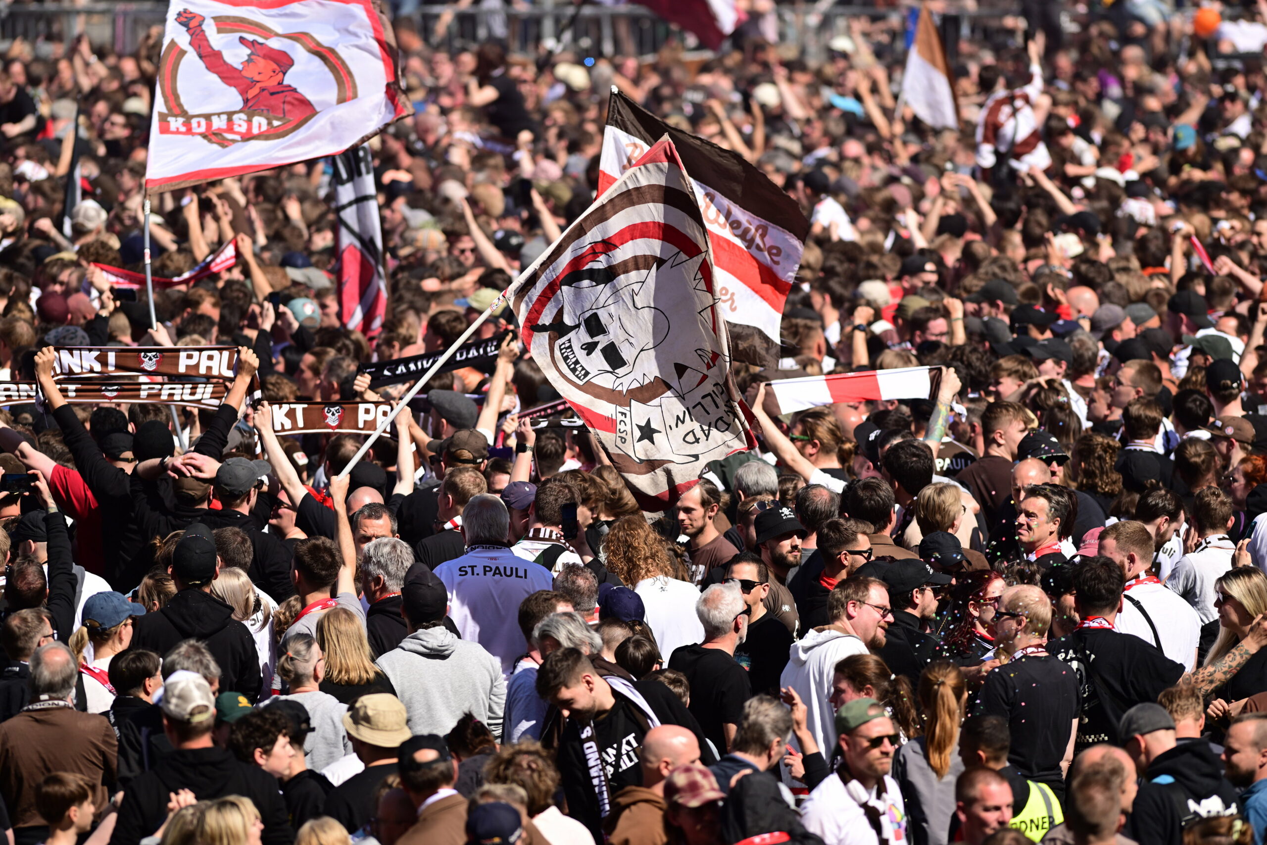 St. Pauli-Fans stürmen den Platz am Millerntor