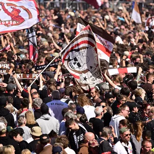 St. Pauli-Fans stürmen den Platz am Millerntor