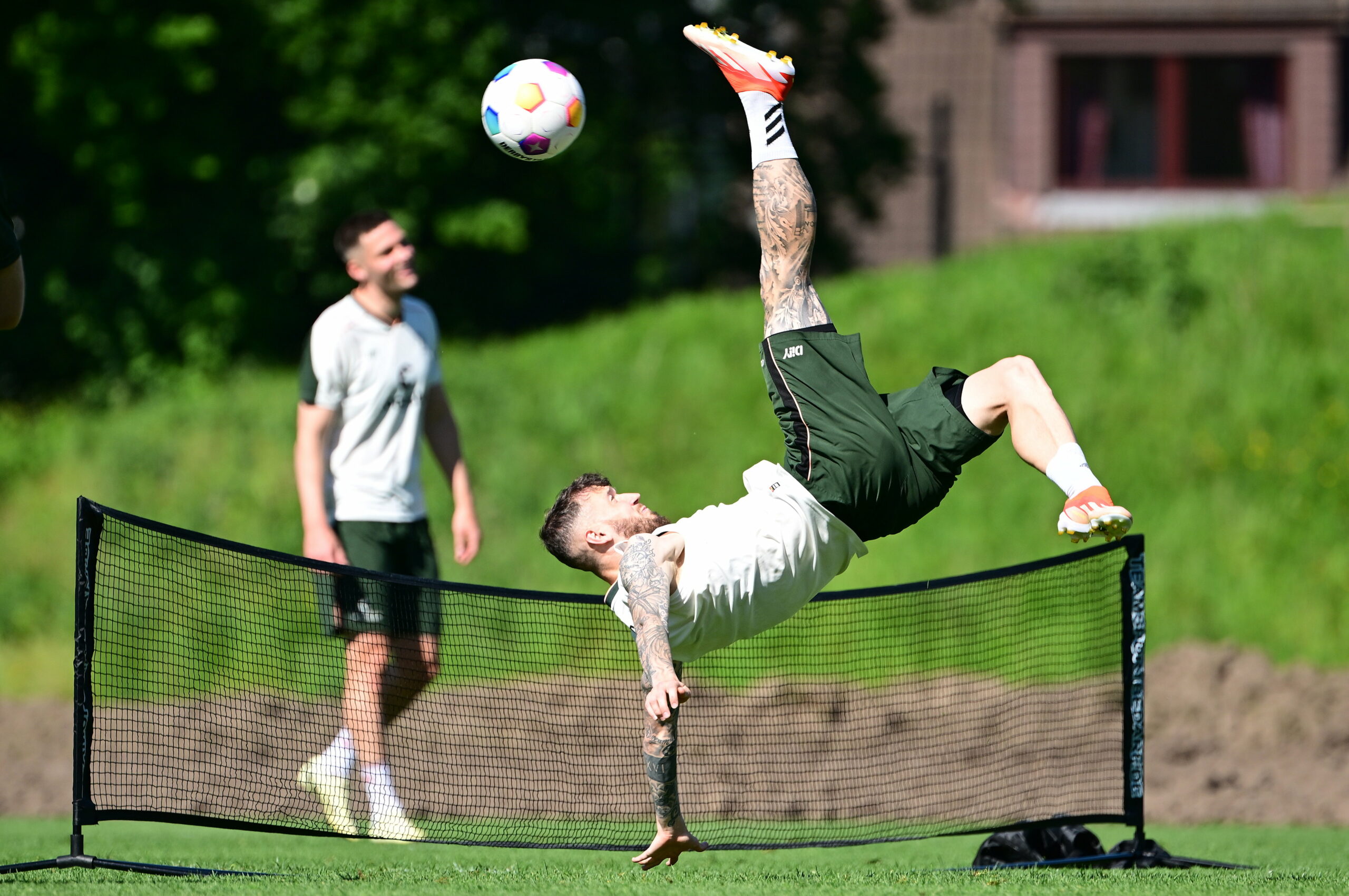 Marcel Hartel zeigt sich beim Fußball-Tennis artistisch