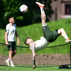 Marcel Hartel zeigt sich beim Fußball-Tennis artistisch