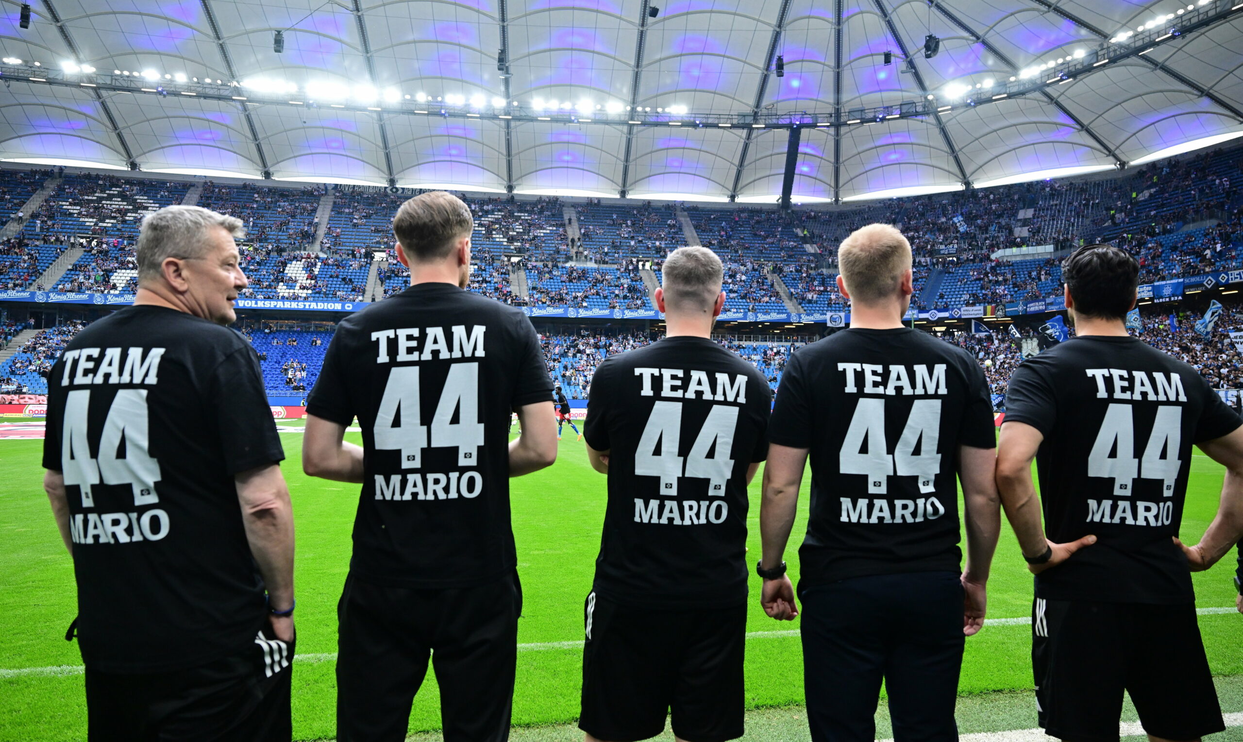 HSV-Betreuer und Spieler trugen vor dem Nürnberg-Spiel Vuskovic-T-Shirts.