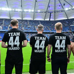 HSV-Betreuer und Spieler trugen vor dem Nürnberg-Spiel Vuskovic-T-Shirts.