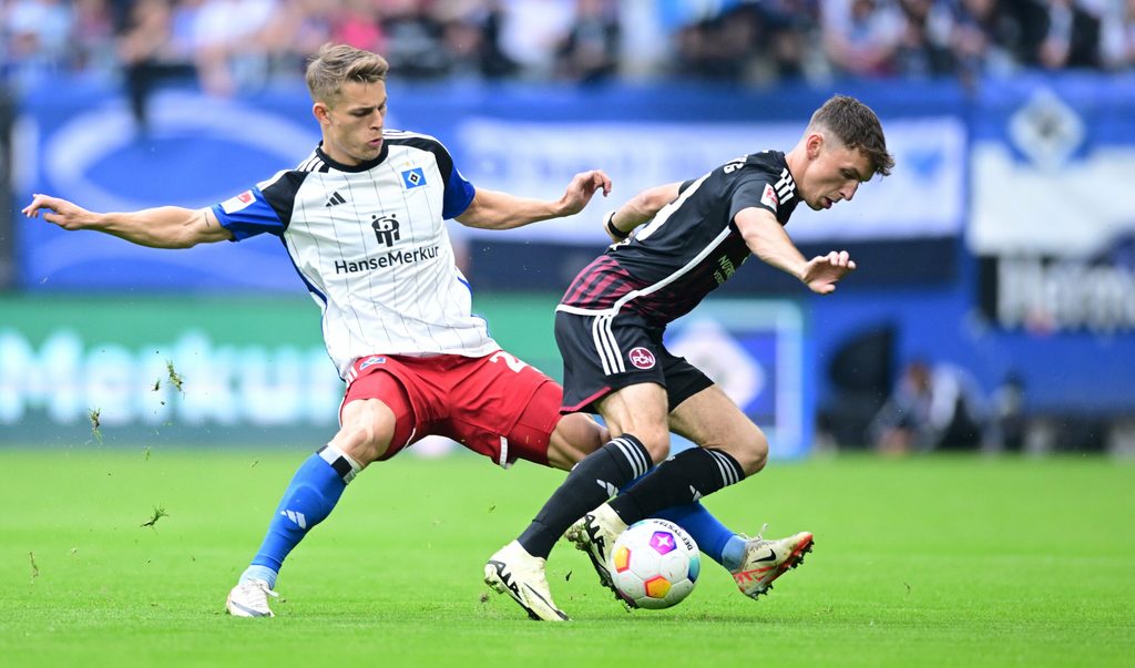 Miro Muheim im Zweikampf mit Benjamin Goller