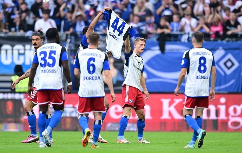 Robert Glatzel und Miro Muheim halten auch dem Treffer das Trikot von Vušković hoch