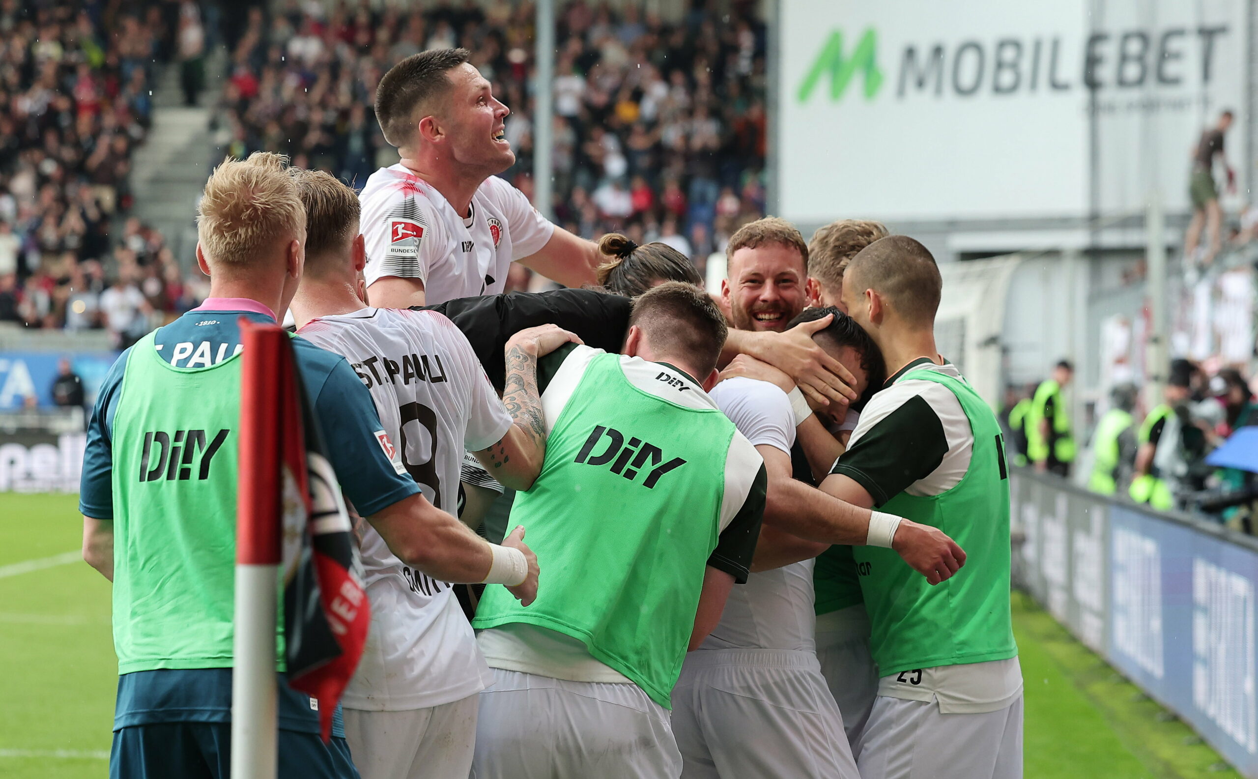 Die Profis des FC ST. Pauli jubeln über den Siegtreffer gegen den SV Wehen Wiesbaden.