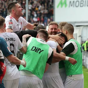 Die Profis des FC ST. Pauli jubeln über den Siegtreffer gegen den SV Wehen Wiesbaden.