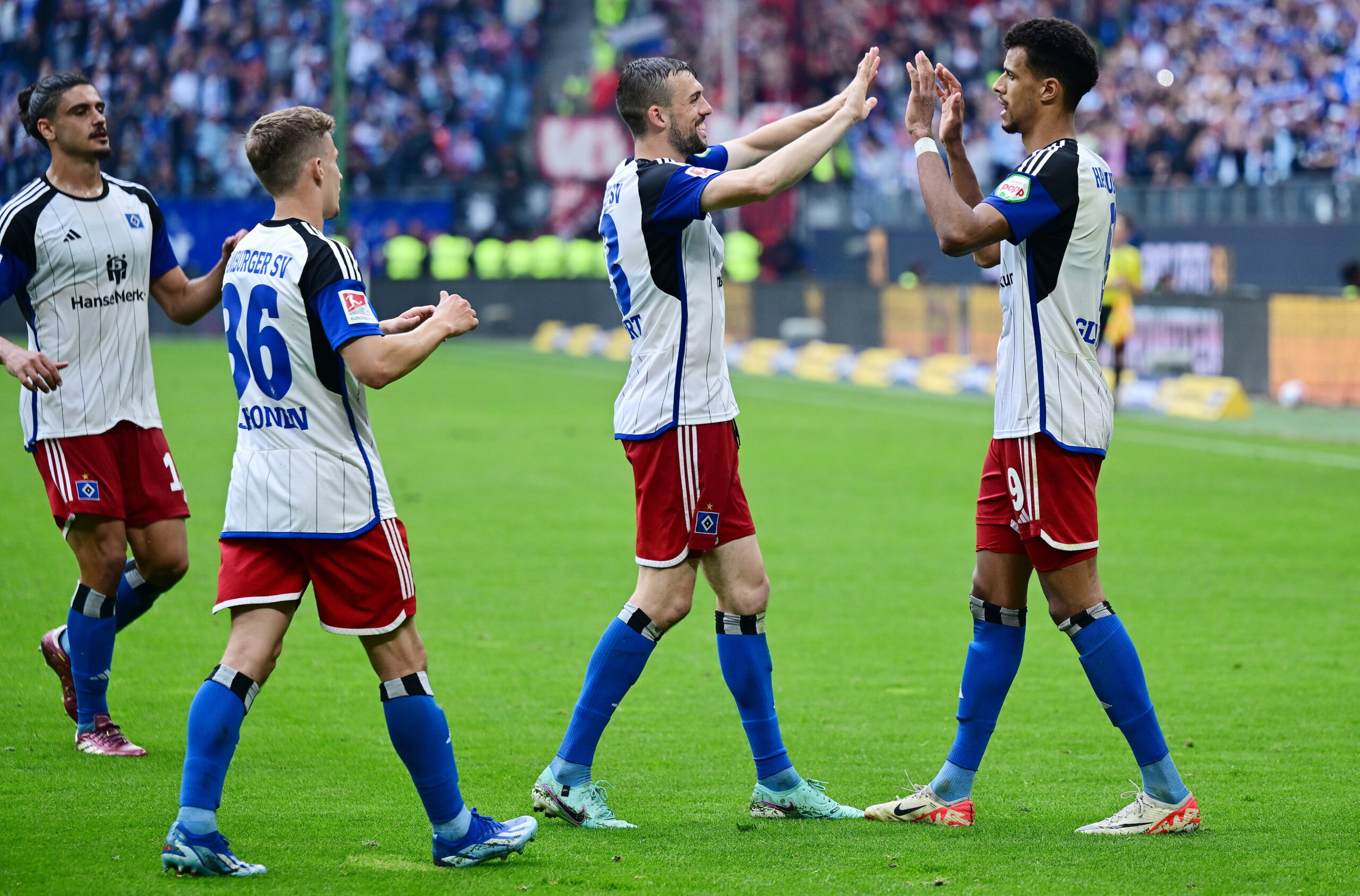 HSV-Profis feiern den 4:1-Heimsieg zum Saisonabschluss gegen Nürnberg