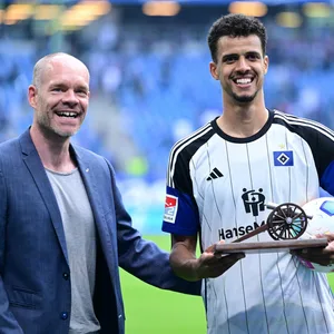 Strahlender Knipser: Robert Glatzel erhielt von kicker-Redakteur Sebastian Wolff die Torjägerkanone der zweiten Liga.