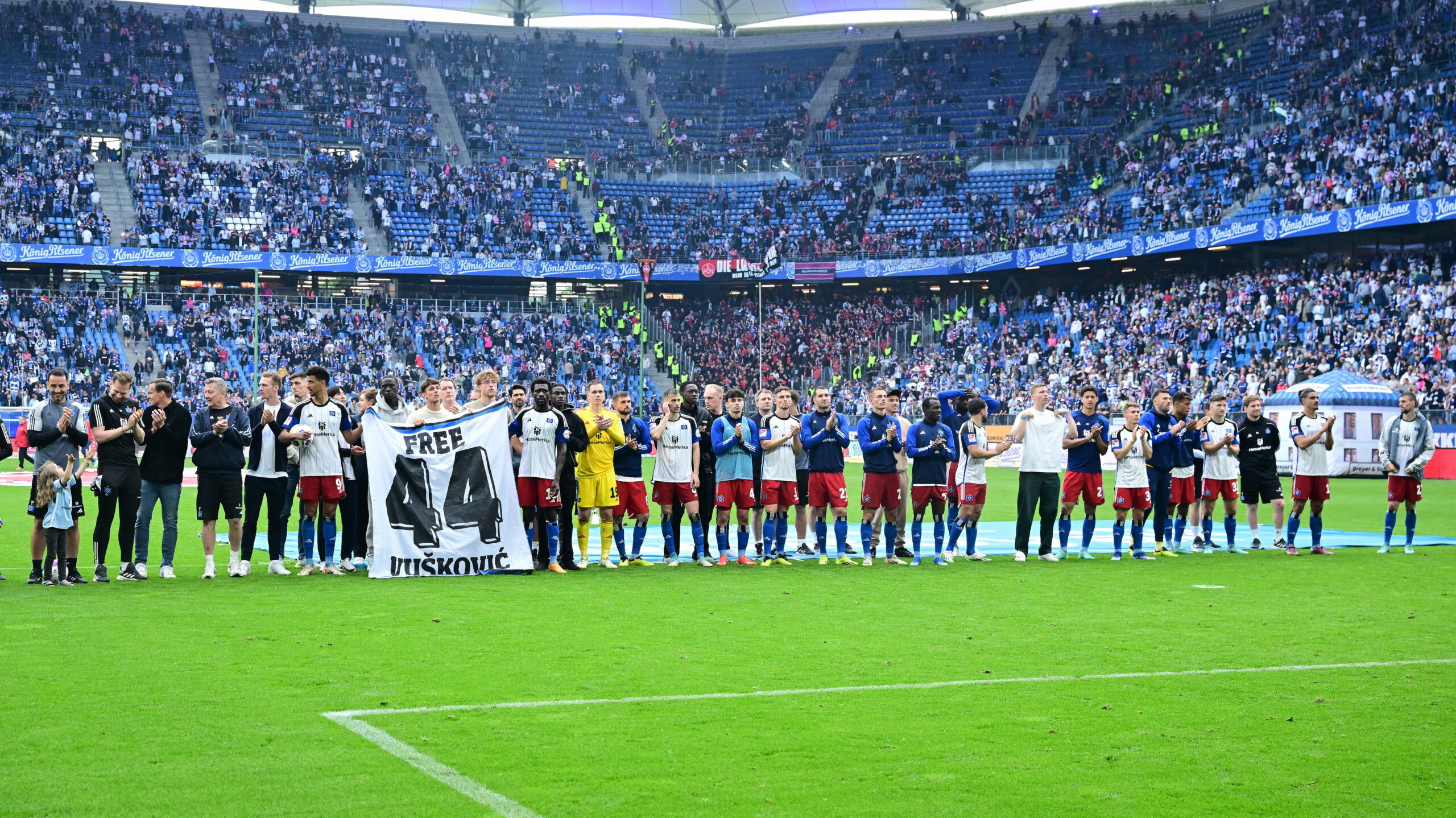 Nach dem 4:1-Erfolg gegen Nürnberg verabschiedete und bedankte sich die Mannschaft im Volksparkstadion von den HSV-Fans.