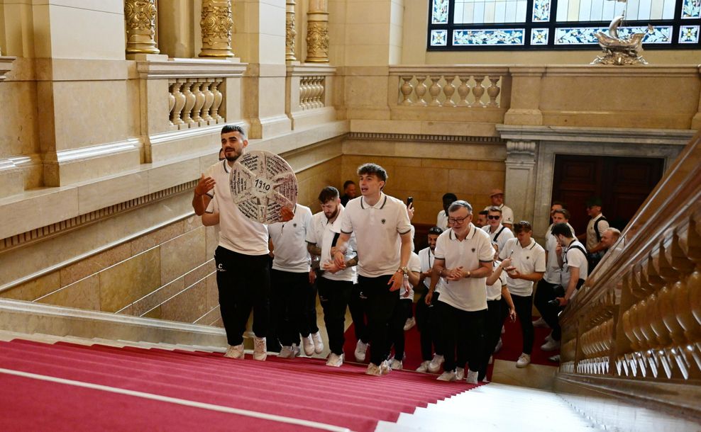 „Heute wird hart gefeiert“: St. Pauli entert das Rathaus – mit einem Gruß an Rostock