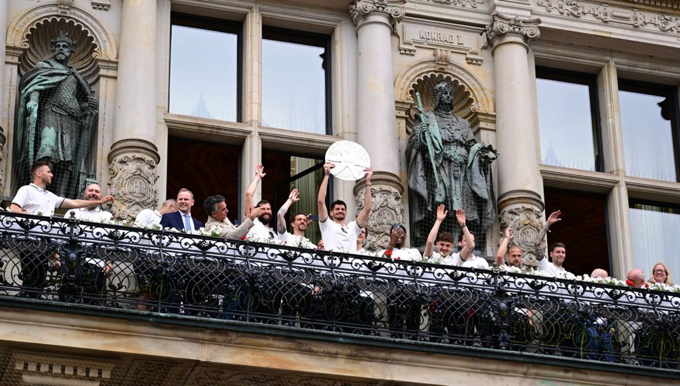 Torhüter Nikola Vasilj zeigt auf dem Rathausbalkon die Pappmeisterschale