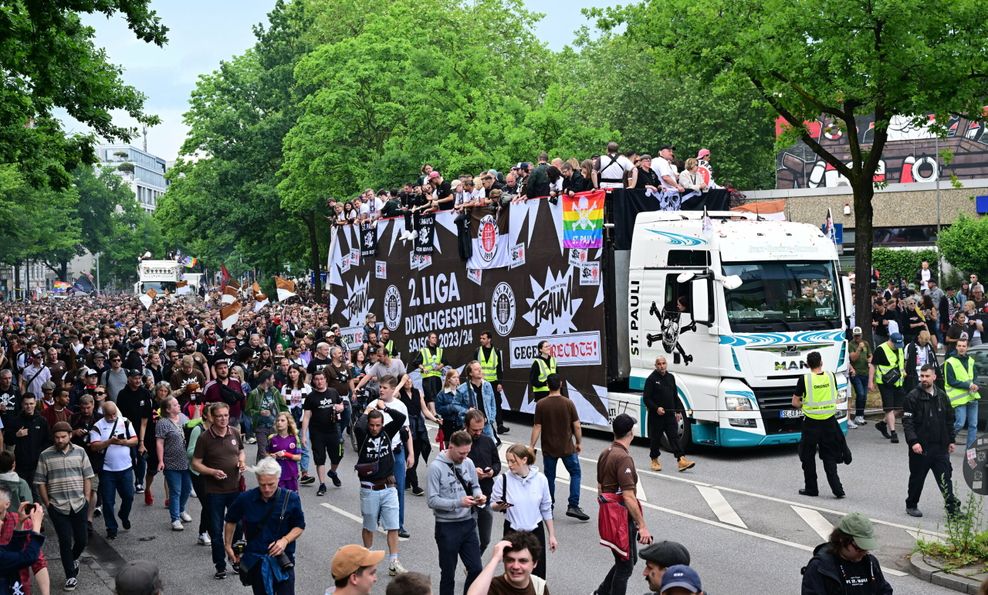 Fans neben dem Lkw, auf dem die Spieler des FC St. Pauli stehen