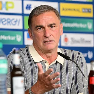 Stefan Kuntz bei seiner ersten HSV-Pressekonferenz